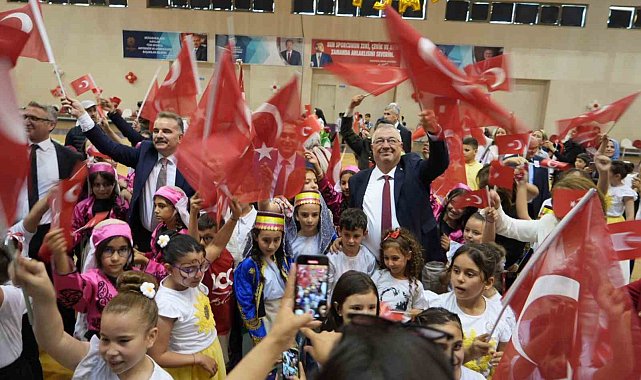 Edremit'te 23 Nisan Ulusal Egemenlik ve Çocuk Bayramı coşkuyla kutlandı