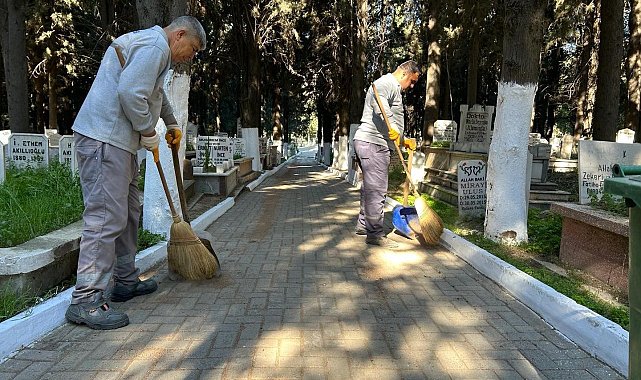 Edremit'te şehitlik ve mezarlıklara bayram bakımı