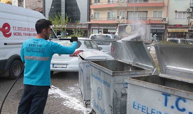 Efeler Belediyesi çöp konteynerlerini yıkayıp dezenfekte ediyor