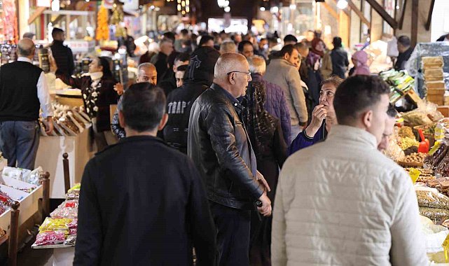 Elazığ Kapalı Çarşı&#039;da bayram yoğunluğu