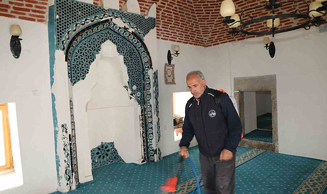 Elazığ'da camiler ve türbeler gül suyu ile yıkanıyor