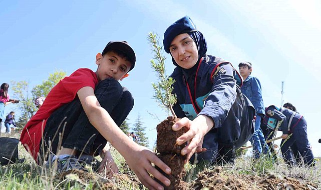 Elazığ'da jandarma ekipleri öğrencilerle birlikte fidan dikti