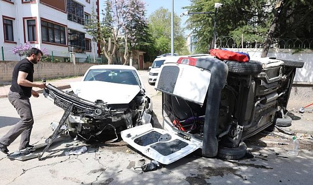 Elazığ'da kazaya karışan hafif ticari araç yan yattı: 1 yaralı