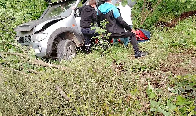 Elektrik direğine çarpan pikap tarlaya uçtu: 2 yaralı