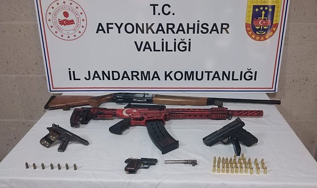 Ellerindeki ruhsatsız tabanca ve tüfekleri satamadan yakalandılar