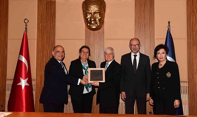 Emekli öğretim üyesi Prof. Dr. Ferruh Çömlekçi&#039;ye &#039;Mesleki ve Akademik Saygı Ödülü&#039;