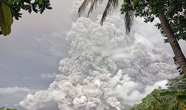 Endonezya'daki Ruang Yanardağı yeniden patladı