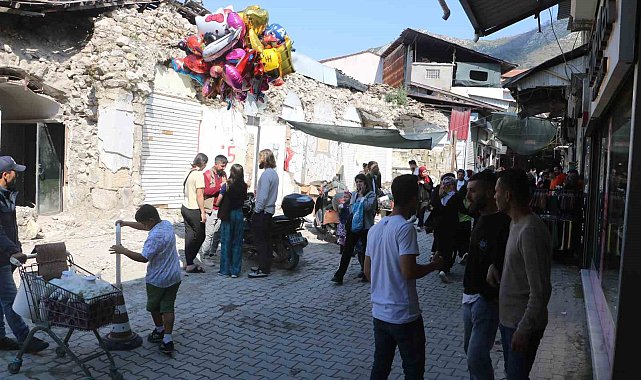 Enkaz çarşısında umut veren bayram alışverişi