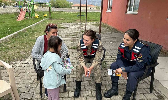 Erzincan'da jandarma ekiplerinden bilgilendirme faaliyeti