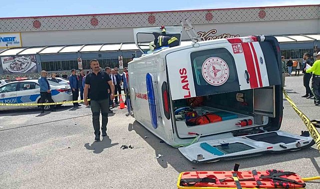 Erzincan'da otomobil ile ambulans çarpıştı: 6 yaralı