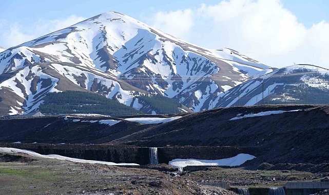 Erzurum'un bir yanı kar bir yanı bahar