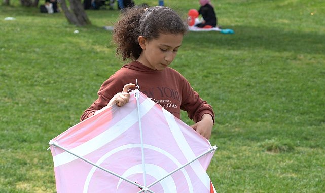Esenler semaları Türk bayraklı uçurtmalarla renklendi