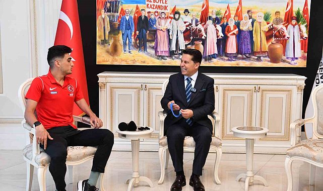Esenyurt Belediye Başkanı Özer, Dünya Şampiyonu olan Milli Paratriatloncu Uğurcan Özer'i makamında ağırladı