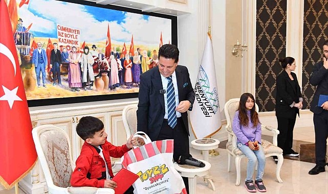 Esenyurt Belediye Başkanı Özer, sokak köpeğini yağmurdan koruyan çocuğu makamında ağırladı