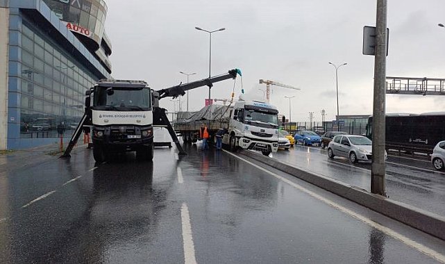 Esenyurt E-5 yan yolda tır refüje çıktı