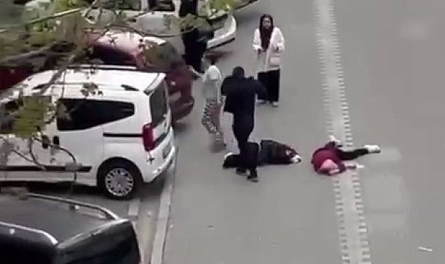 Esenyurt'ta çocukların tartışmasına aileler karıştı... o anlar kamerada