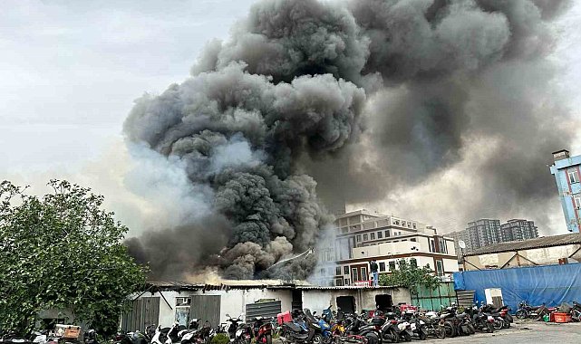 Esenyurt'ta fabrika yangını: Yaklaşık 2 saatlik çalışmayla kontrol altına alındı