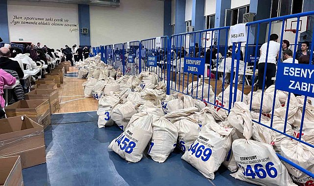 Esenyurt'ta oy pusulalarının bulunduğu torbalar ilçe seçim kuruluna getirilmeye devam ediyor