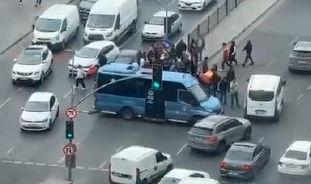 Esenyurt'ta ters yönden U dönüşü yaptığı sırada motosikletliyi ezen minibüs şoförü kamerada
