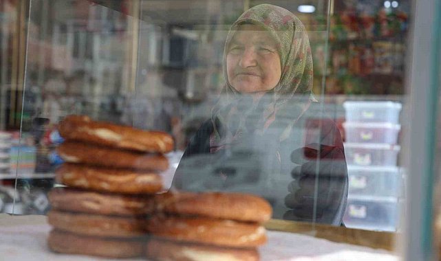 Eşinden tezgahı aldı, 17 yıldır müşterilerinin 'Simitçi Teyzesi' oldu