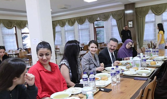 Eskişehir Valisi Hüseyin Aksoy ve eşi Hülya Aksoy KYK Yurdu'nda kalan kız öğrencilerle buluştu