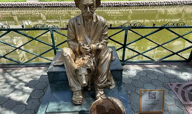 Eskişehir'de heykelin balıkçı kovası izmarit yuvası oldu