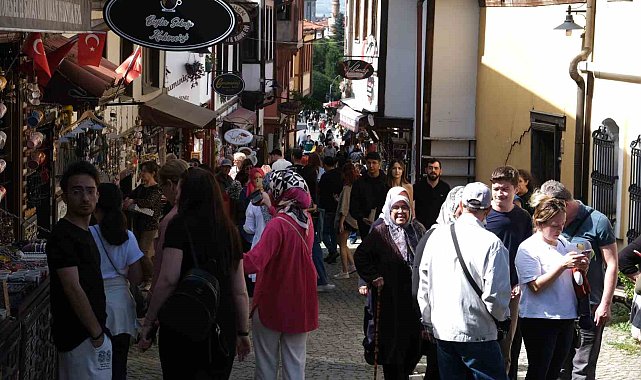 Eskişehir'de yerli turist yoğunluğu esnafın yüzünü güldürdü