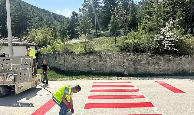 Eskiyen yaya geçitleri boyanarak dikkat çekici hale getirildi