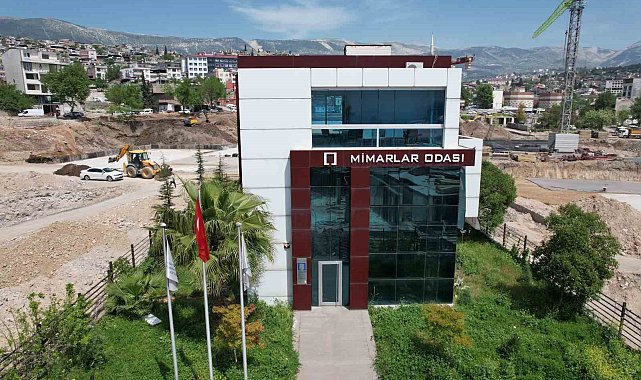 Etrafındaki bütün binalar yıkıldı, onun camı bile kırılmadı