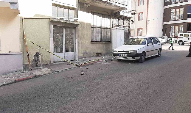 Evin balkonundan kopan taş parçaları otomobilde hasara neden oldu