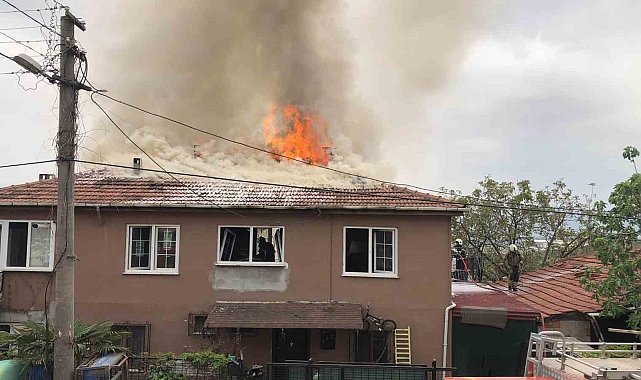 Evin çatısı alev alev yandı, dumandan 2 kişi etkilendi