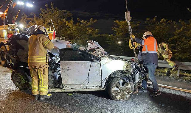 Eyüpsultan'da bariyeri biçen otomobil hurda yığınına döndü: 1 ağır yaralı