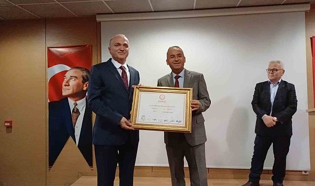 Faruk Özlü ve Meclis üyeleri mazbatalarını aldı
