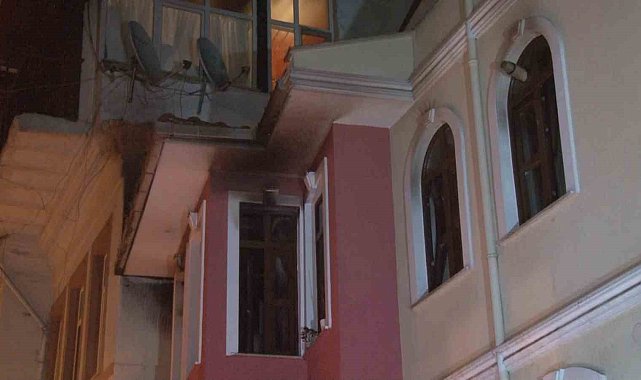 Fatih'te 4 katlı binada çıkan yangında 2 kişi dumandan etkilendi