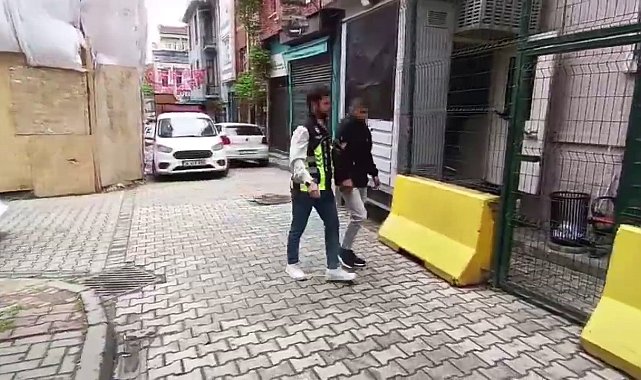 Fatih'te değnekçi otopark ücretini reddeden sürücüye saldırdı: O anlar kamerada