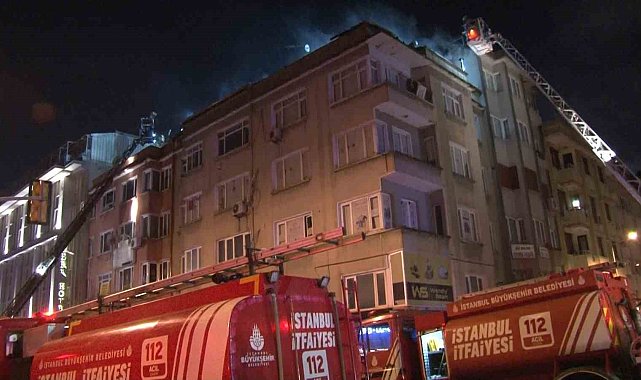 Fatih'te korkutan yangın: Binanın çatısı alev alev yandı