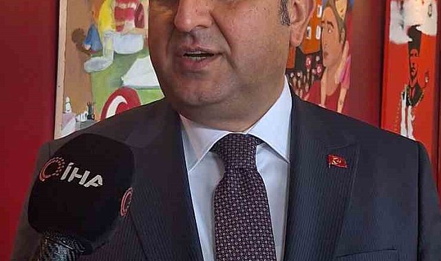 Fatih'te öğrencilerin eserlerinin yer aldığı 'Bayramın Adı Çocuk' sergisi açıldı