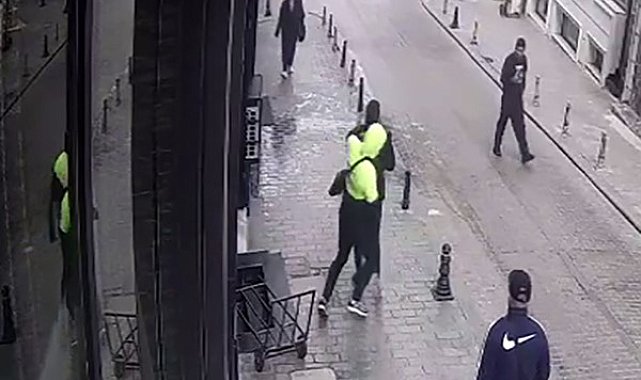 Fatih'te sokak ortasında tek yumrukla gasp kamerada