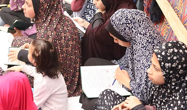 Filistinli çocuklar çadırda hafızlık dersi alıyor