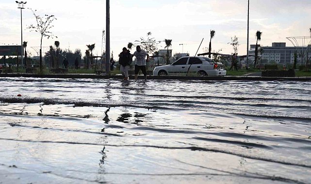 Fındık büyüklüğünde dolu yağdı, vatandaş aracının üzerini kilimle kapattı