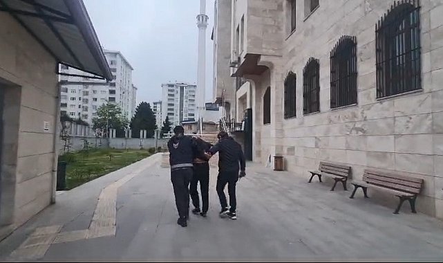 Firari yağma zanlısı çatıda yakalandı