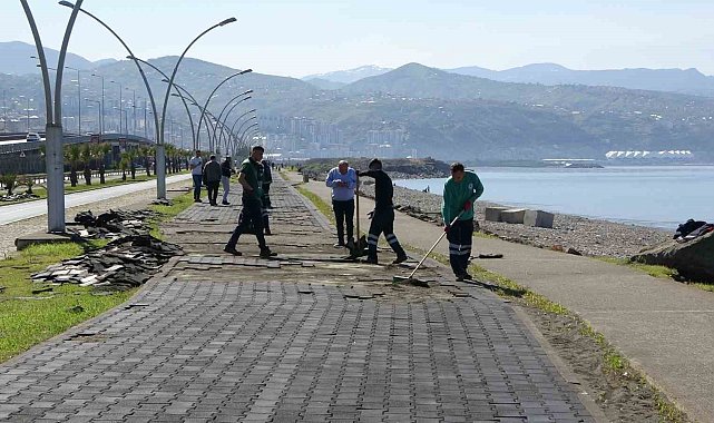 Fırtınada dalgalar nedeniyle zarar gören yürüyüş yolu onarılıyor