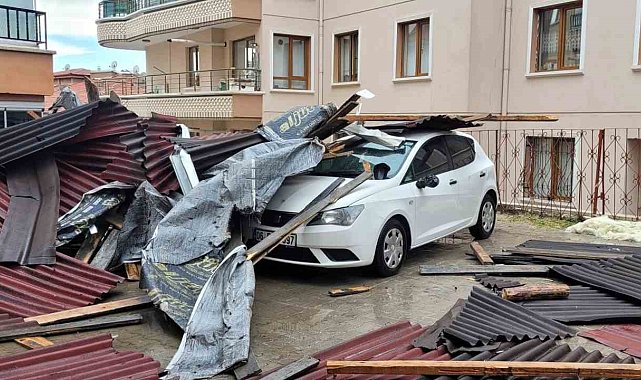 Fırtınada uçan çatı, park halindeki otomobillerin üzerine devrildi