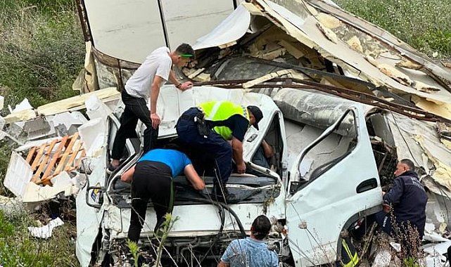 Freni tutmayan kamyonet devrilip paramparça oldu, yaralı sürücü hastaneye kaldırıldı