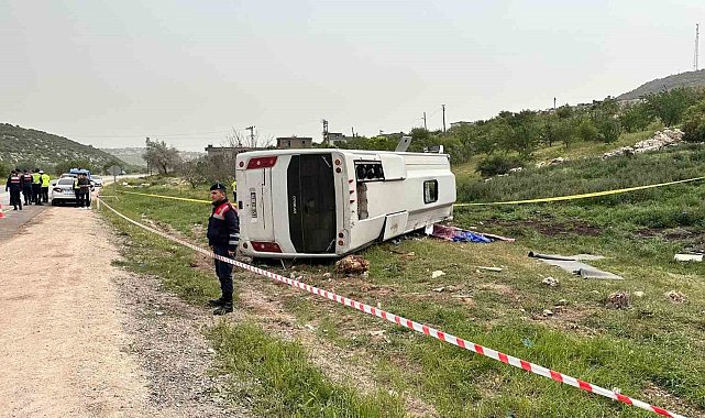 Gaziantep'te yolcu taşıyan midibüs devrildi: 1 ölü, 7 yaralı