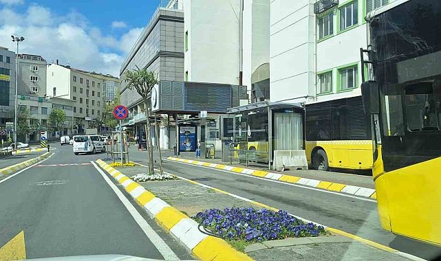 Gaziosmanpaşa'da facianın eşiğinden dönüldü, gaz pedalı takılı kalan İETT otobüsü duraktaki otobüslere çarptı