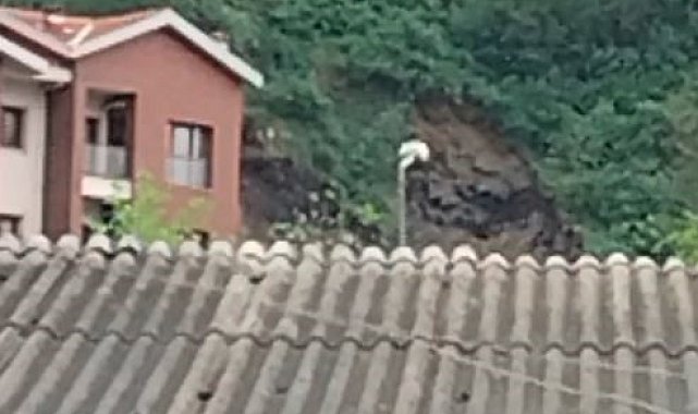 Gaziosmanpaşa'da yaşanan toprak kayması kamerada