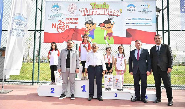 Geleceğin tenisçilerine madalyalarını Başkan Büyükkılıç verdi