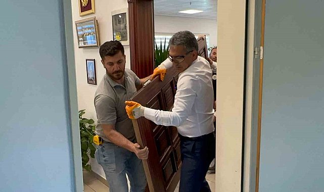 Gemlik Belediye Başkanı Deviren makam kapısını söktü