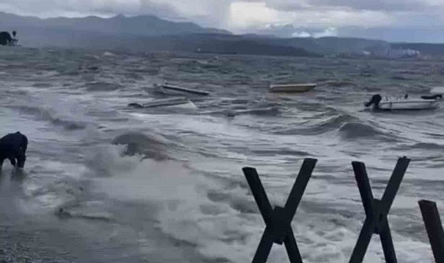 Gemlik'te fırtına ve yağmur hayatı felç etti, tekneler alabora oldu